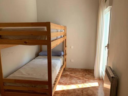 Casavieja的住宿－Casa Azañas，带窗户的客房内的两张双层床