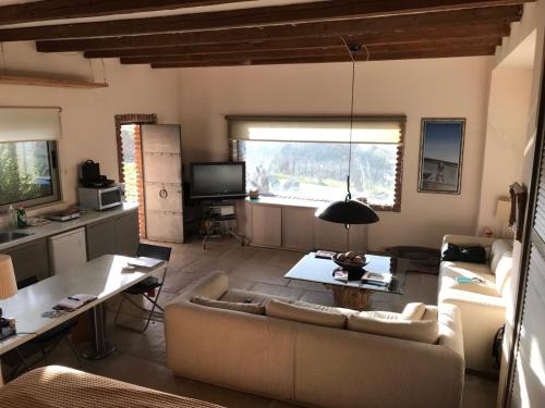 Η κουζίνα ή μικρή κουζίνα στο Villa Daphne Private Pool & Amazing View