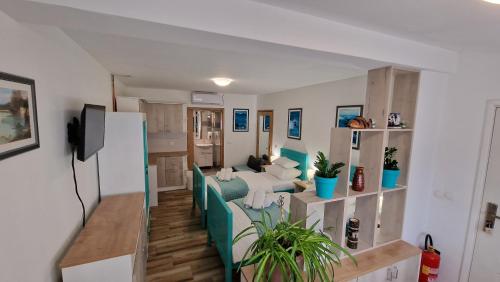 een woonkamer met een bank en een tafel bij OPG VIDA in Garešnica