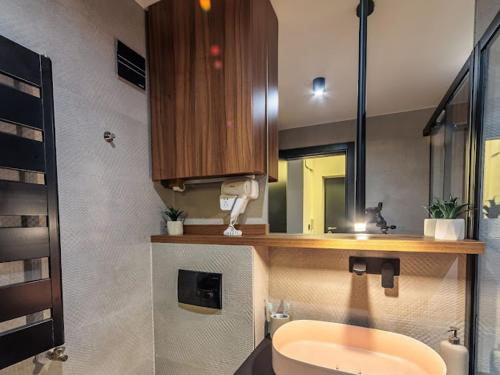 ein Badezimmer mit einem Waschbecken, einem WC und einem Spiegel in der Unterkunft Butterfly in Kragujevac