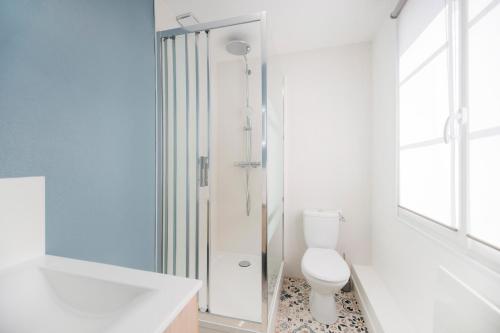 een witte badkamer met een toilet en een douche bij Studio détente en hypercentre, Cathédrale in Orléans