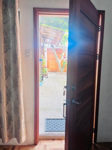 an open door with a view of a yard at GALAPAGOS HOME in Puerto Ayora