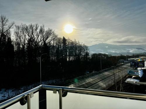 una vista su un'autostrada con il sole nel cielo di Áčko Gurmán a Námestovo