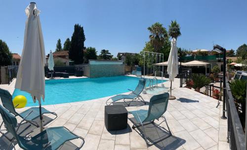 - une piscine avec des chaises longues et des parasols dans l'établissement Villa Patrizia, à Mostacciano