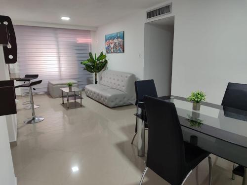 ein Wohnzimmer mit Klavier und Couch in der Unterkunft APARTAMENTO VACACIONAL - ISLA DE MARGARITA - Th in Porlamar