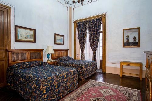 1 dormitorio con 2 camas y ventana en Hotel Boutique Casa de la Palma en Puebla