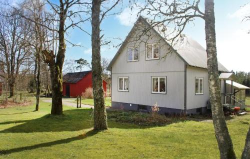 3 Bedroom Nice Home In Knäredにある庭