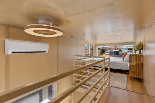 Ένα ή περισσότερα κρεβάτια σε δωμάτιο στο Tiny home near Grand Canyon sleeps 5, epic views!