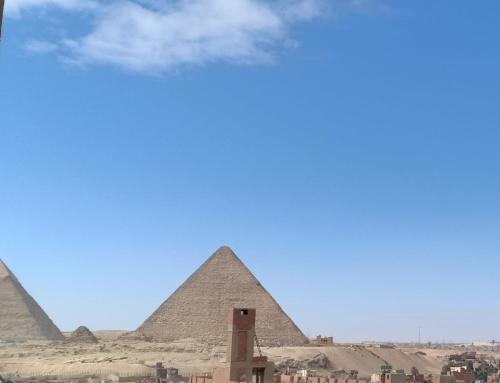 una vista de las pirámides de Giba en Yasmin Pyramids Boutique, en El Cairo