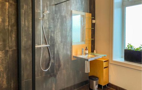 Ένα μπάνιο στο 1 Bedroom Stunning Apartment In Ålesund