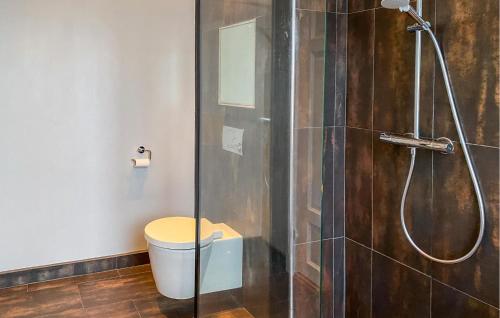 Ένα μπάνιο στο 1 Bedroom Stunning Apartment In Ålesund