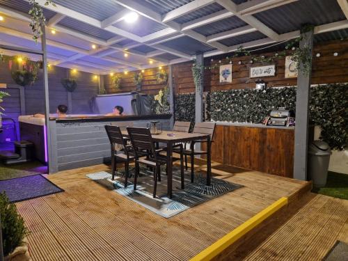 een restaurant met een tafel en stoelen op een terras bij The Log Cabin in Waterford