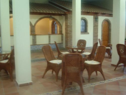 un groupe de tables et de chaises dans une pièce dans l'établissement Hotel Luz de Guadiana, à Ayamonte