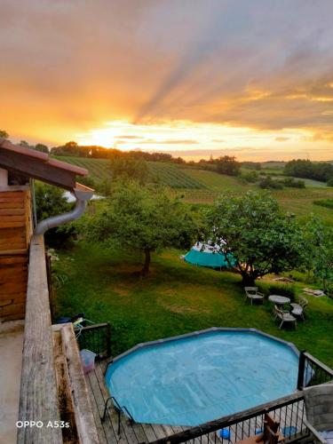 - une grande piscine sur le côté d'une maison dans l'établissement La maison du colibri, à Boudou