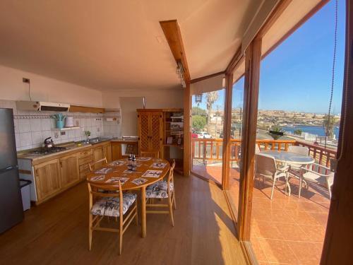 a kitchen with a table with chairs and a balcony at Casa con vista al mar en Caldera in Caldera