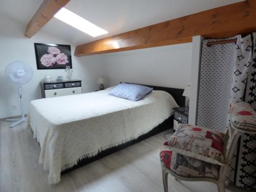 une chambre avec un lit et une chaise dans l'établissement Pavillon T3 Mezzanine, La Baie des Oliviers III, Narbonne Plage, à Narbonne-Plage