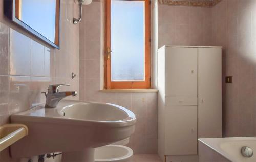 ein weißes Bad mit einem Waschbecken und einem Fenster in der Unterkunft 2 Bedroom Gorgeous Apartment In Badolato Marina in Badolato