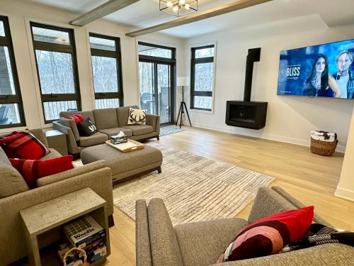 TV a/nebo společenská místnost v ubytování Tremblant Luxe 3BR Pet-friendly, Entertainment!