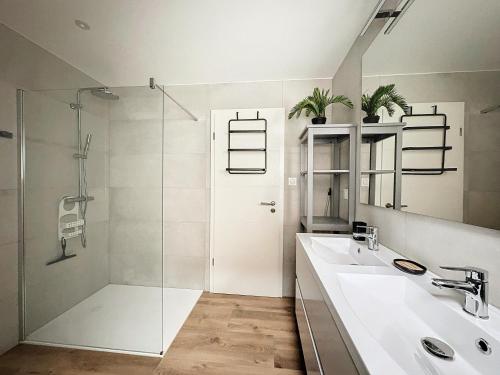 baño con 2 lavabos y ducha de cristal en Le Gite du Kaiser, en Kaysersberg