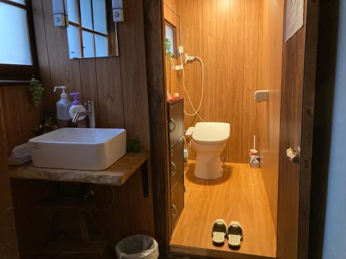 熊野市にあるわがらん家のバスルーム(洗面台、トイレ付)