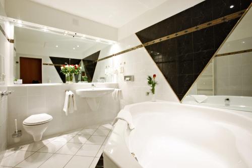 ห้องน้ำของ Hotel Plöner See by Tulip Inn