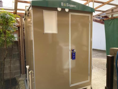 Una gran caja metálica con un cartel encima. en wagaranchi, en Kumano
