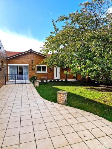 une terrasse en face d'une maison dans l'établissement Studio Mer & Aa-terrasse-jardin-WIFI-parking-classé 3 étoiles, à Grand-Fort-Philippe