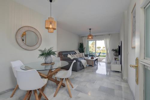Imagen de la galería de La Cala gorgeous 2 bedroom apartment with stunning gardens, pools and sea views, en Mijas Costa