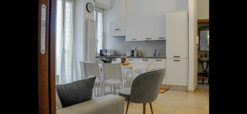 Η κουζίνα ή μικρή κουζίνα στο Monti Deluxe Apartment