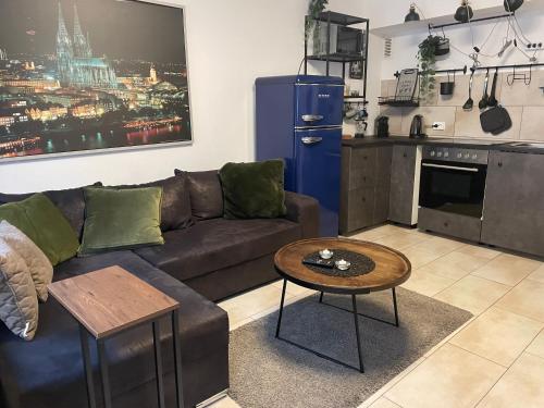 un soggiorno con divano e tavolo di Köln Apartment I a Colonia