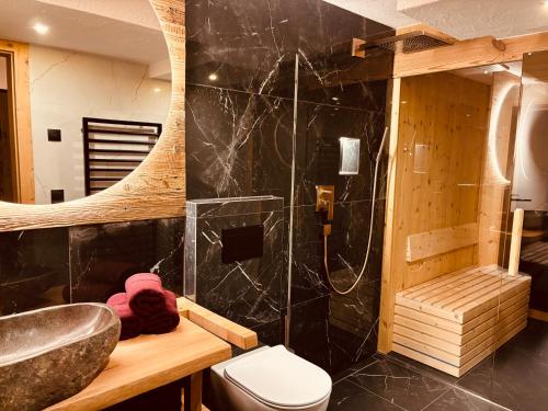 Stegerhof في سانتا مادالينا في كاسيس: حمام مع مرحاض ومغسلة ودش