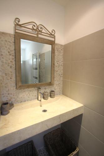 une salle de bain avec un lavabo et un miroir dans l'établissement maison 180 m2 MATHIFLO proche de Beaumes de Venise, à La Roque-Alric