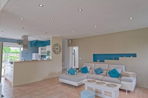 un salon avec un canapé et une table dans l'établissement Ty Loum classé 4 étoiles, à Ploubazlanec