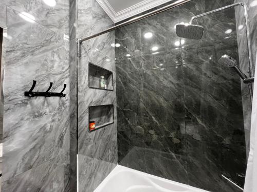 W łazience znajduje się prysznic i umywalka. w obiekcie Renovated apt by the Savitsky Museum w Nukus