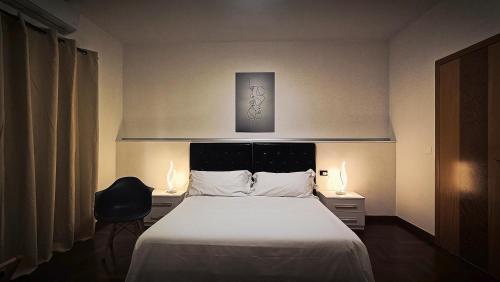 une chambre d'hôtel avec un lit et une chaise dans l'établissement Utopia Bed & Breakfast, à Marigliano