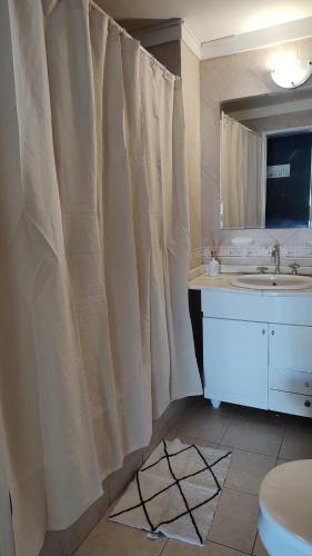 a bathroom with a sink and a mirror at Luminoso monoambiente en Recoleta in Buenos Aires