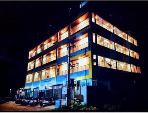 een verlicht gebouw met lichten aan bij Visweswara grand in Vijayawāda