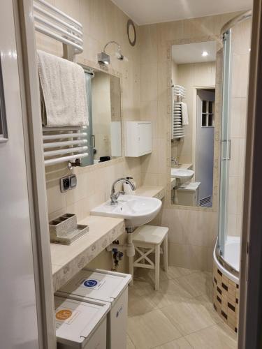 W łazience znajduje się umywalka i lustro. w obiekcie Przytulne mieszkanie Wola Duchacka w Krakowie