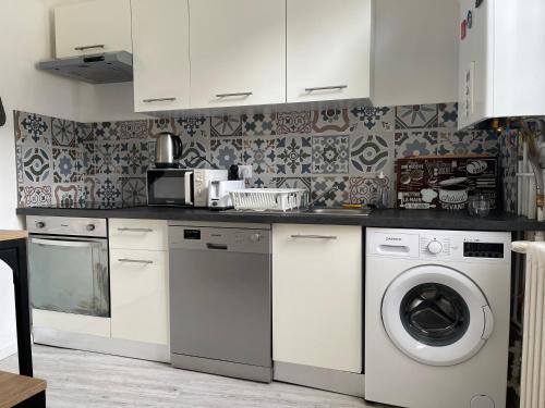 une cuisine avec un lave-linge et un lave-linge dans l'établissement 40 m2 # Design # plein centre # BESTOFBLO, à Fontainebleau