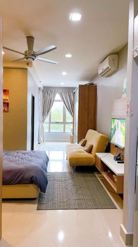 1 dormitorio con cama y escritorio en Cozy Stay at Shaftsbury Residences by SNS HOMES, en Cyberjaya