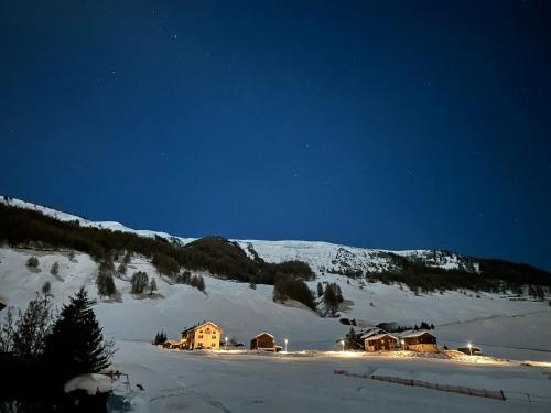 リヴィーニョにあるEMMA Vacanzeの夜雪家群