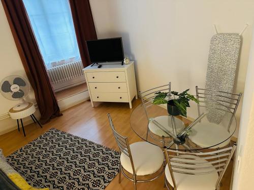 ein Esszimmer mit einem Glastisch und Stühlen in der Unterkunft Casa Moreira in Luzern