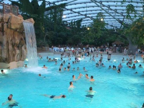 un grand groupe de personnes dans une piscine dans l'établissement Le Haut 33 : Maison bourgeoise de caractère à Laon, à Laon