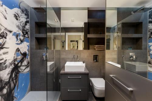 łazienka z umywalką i toaletą w obiekcie Diamonds Apartment w Krakowie