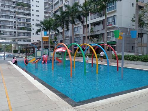 una piscina con parco acquatico con parco giochi di Big Promotion SECC Luxury 2-Bedrooms Apartment, FV Hospital, Cresent Mall ad Ho Chi Minh