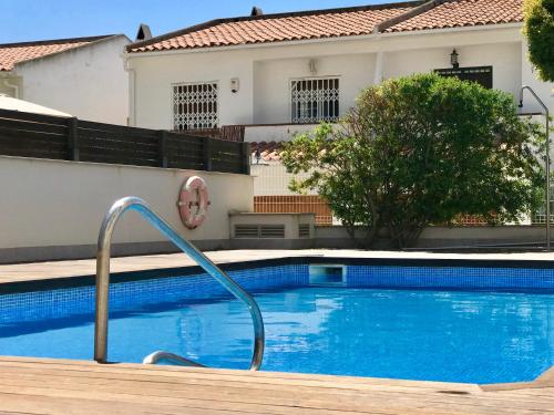 uma piscina em frente a uma casa em Apartamento en Cubelles em Cubelles