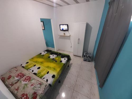 Un dormitorio con una cama con vacas. en Hospedagem Suites Itaboraí, en Itaboraí