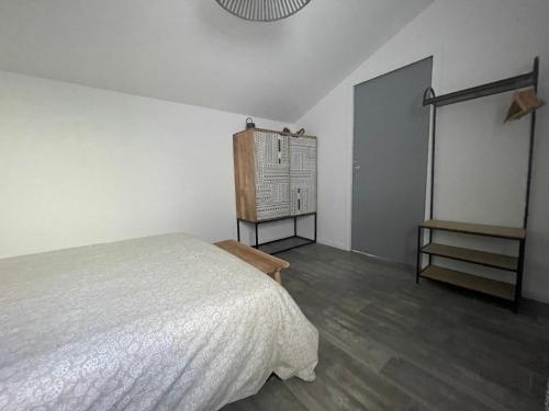 Una cama o camas en una habitación de Le bord de l'eau Océan indien la Réunion