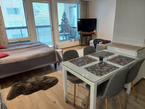 een kamer met een bed en een tafel en stoelen bij Arctic Aurora Luxury, Lehtikatu 2A 96100 Rovaniemi in Rovaniemi