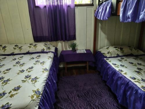 Un ou plusieurs lits dans un hébergement de l'établissement Pensión y Cabinas Colibrí B&B Costa Rica
